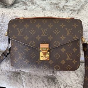 Authentic Louis Vuitton like new pochette metis